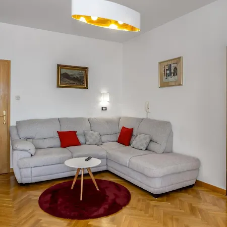 Awesome In With Kitchen Apartament