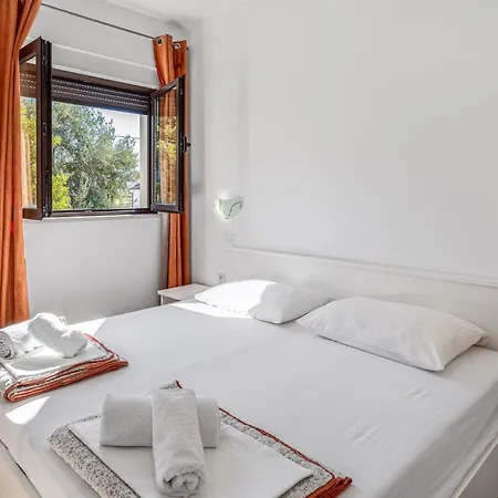 Nice In With 4 Bedrooms&wifi Appartement Novi Vinodolski